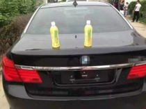 大学门口车顶放水什么意思,话说在学校门口，车顶放一瓶水代表啥意思